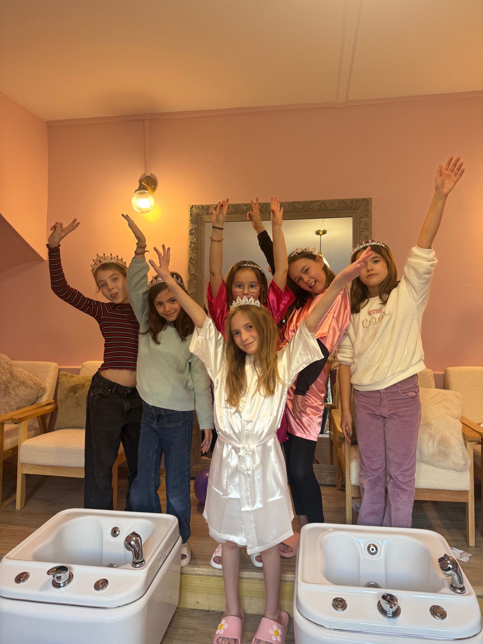 Logo Mère et Fille sur la vitrine du café concept situé au 3 bis rue des Minimes, Compiègne, dans l'Oise